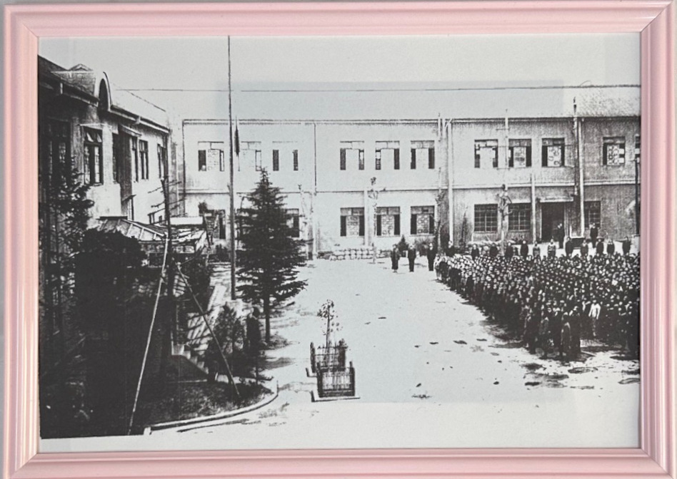 戦前の東京都内の小学校の朝礼風景